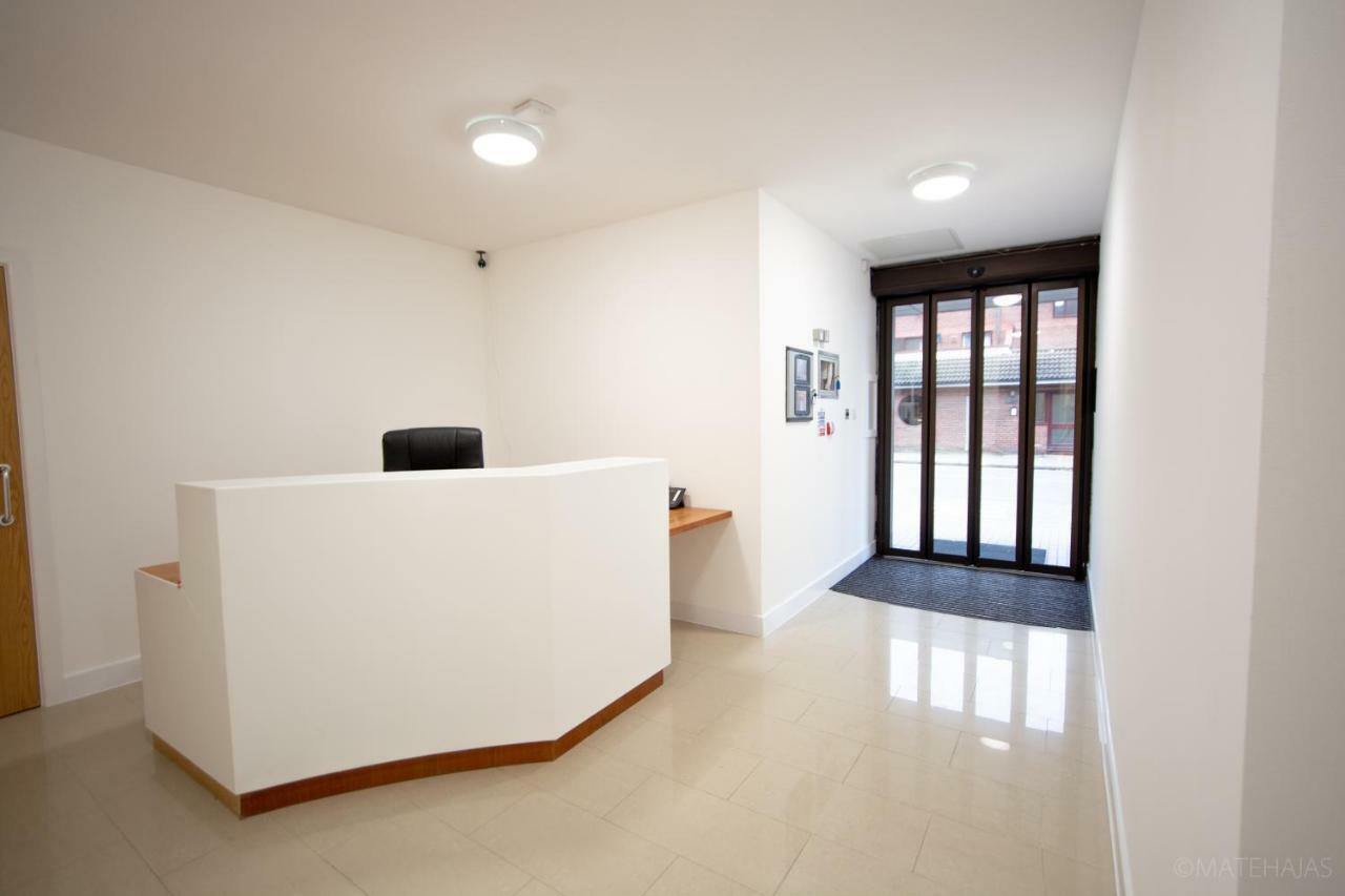 Somerville Apartments London Heathrow Хитроу Экстерьер фото